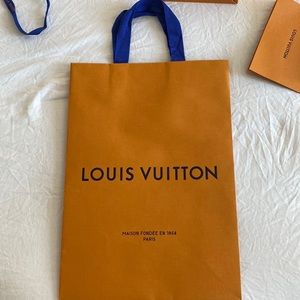 LOUI VUITTON a paper bag